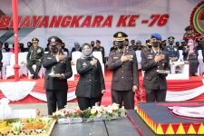 Peringati HUT ke-76 Bhayangkara, 2 Personel Polda Lampung Dapat Tumpeng Pertama dari Wagub Nunik - JPNN.com Lampung