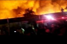 Korban Kebakaran Dahsyat di Bandar Lampung, Ibu dan Anak Berpelukan saat Dievakuasi - JPNN.com Lampung