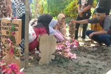 Korban Kebakaran di Kota Karang Dimakamkan, Siapa Anak Kecil yang Menabur Bunga Sambil Mendoakan? - JPNN.com Lampung