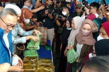 Zulhas Kunker ke Lampung Tekankan Harga Minyak Goreng Curah Rp 14 Ribu, Respons Emak-emak Bikin Kaget - JPNN.com Lampung