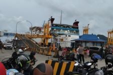 4 Jam Kandas, KMP Batumandi Bersandar di Pelabuhan Bakauheni - JPNN.com Lampung