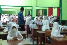 Suasana Hari Pertama PTM di SMP N 4 Bandar Lampung, Siswa Antusias - JPNN.com Lampung