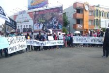 Warga Malang Sari Menggelar Aksi Demontrasi di Tugu Adipura, Soal Apa? - JPNN.com Lampung
