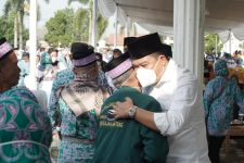 Bupati Lampung Menerima Kepulangan Jemaah Haji, Lihat Tuh Ada yang Dipeluk - JPNN.com Lampung