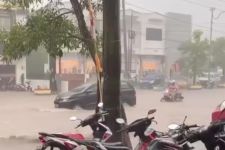 Diguyur Hujan Lebat, Jalan RA Kartini Bandar Lampung Banjir - JPNN.com Lampung