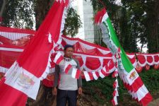 Jelang HUT ke-77 RI, Pedagang Musiman Kembali Manfaatkan Trotoar Jalan Raya - JPNN.com Lampung