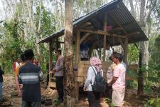 Pria Paruh Baya Meninggal Dunia Gantung Diri di Kebun Karet, Innalillahi  - JPNN.com Lampung