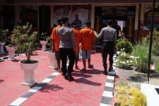 Komplotan Pemuda sedang Melakukan sesuatu di Sebuah Rumah, Saat Digerebek Polisi Ternyata  - JPNN.com Lampung