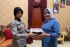 Polwan Polresta Bandar Lampung Anjangsana ke Rumah Purnawirawan, Lihat Tuh yang Diberikan  - JPNN.com Lampung