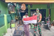 Babinsa Teluk Betung Selatan Menurunkan Bendera Merah Putih yang Dipasang Warga, Begini Kisahnya - JPNN.com Lampung