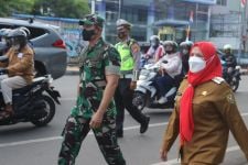 Dandim dan Wali Kota Bandar Lampung Kompak Membagikan Bendera, Lihat Tuh  - JPNN.com Lampung