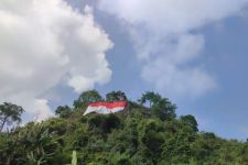 Bendera Berukuran Besar Dikibarkan di Tebing Spagoh Bandar Lampung  - JPNN.com Lampung