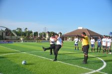 Lihat Tuh Kapolda Lampung Menendang Bola Pembukaan Turnamen Mini Soccer HUT ke-77 Kemerdekaan RI - JPNN.com Lampung