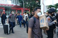 Penyidik KPK Keluar Dari Gedung Fakultas Hukum Unila Membawa Kardus Bekas Mineral, Ternyata Isinya - JPNN.com Lampung