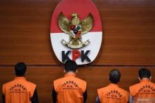 Tim Penyidik KPK Mengamankan Barang Bukti Elektronik di Rumah Penyuap Rektor Unila  - JPNN.com Lampung