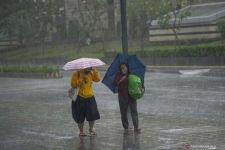 Prakiraan Cuaca Besok, Sebagian Besar Wilayah Lampung Hujan Lebat Disertai Angin Kencang  - JPNN.com Lampung