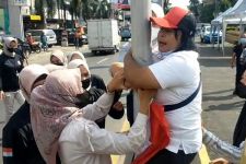 Perempuan Ini Ngotot Ingin Bertemu Jokowi, Minta Bubarkan OJK, Akhirnya Diamankan Polisi  - JPNN.com Lampung