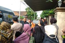 Teriakan Histeris Perempuan Paruh Baya Saat Jenazah Aipda Ahmad Karnain Tiba di Rumah - JPNN.com Lampung