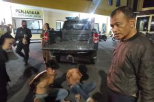 Malam-malam Polisi Gerebek Indekos, 2 Pria dan 1 Wanita Diamankan, Kasusnya Memalukan - JPNN.com Lampung