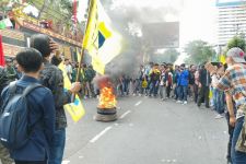 Bentuk Protes Kenaikan BBM, Ratusan Massa PMII Unjuk Rasa di Depan Kantor DPRD Bandar Lampung - JPNN.com Lampung