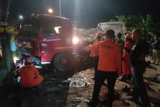 Tim SAR Gabungan Mengevakuasi Truk yang Mengalami Rem Blong, Kernet Tewas dan Sopir Kritis - JPNN.com Lampung
