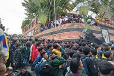Unjuk Rasa Memanas, Pedemo Merobohkan Pagar Gedung DPRD - JPNN.com Lampung