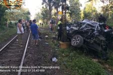 2 Penumpang Pajero Sport Meninggal Dunia Akibat Tertabrak Kereta Api, Innalillahi - JPNN.com Lampung