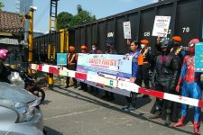 PT KAI Tanjung Karang Melakukan Sosialisasi Keselamatan di Perlintasan Kereta Api - JPNN.com Lampung