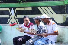 Kapolres Lampung Utara Makan Siang dengan Pemulung di Pinggir Jalan, Lihat Tuh - JPNN.com Lampung