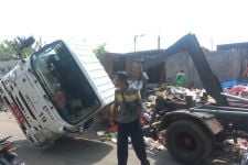 Truk Sampah Milik Pemkot Bandar Lampung Terguling di TPS - JPNN.com Lampung