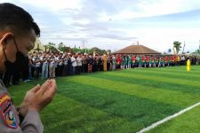 Personal TNI-Polri Menggelar Doa Bersama untuk Ratusan Suporter Meninggal Dunia Tragedi Kanjuruhan  - JPNN.com Lampung