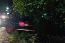 Mobil Bertuliskan Lengkung Langit Menabrak Pohon Hingga Ringsek  - JPNN.com Lampung