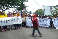 Puluhan Korban Mafia Tanah di Malang Sari Mendatangi Kantor Kejati Lampung - JPNN.com Lampung