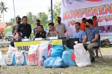 Polisi Gerebek Gudang Pupuk Ilegal di Lampung Selatan, Ternyata Pabrik Terbesarnya di Daerah Ini - JPNN.com Lampung