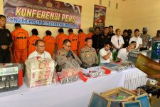 Polisi Mengamankan 8 Tersangka Pencetak Uang Palsu, Total Miliaran Rupiah  - JPNN.com Lampung