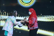 Wali Kota Kota Bandar Menerima Penghargaan Indonesian Awards 2022 - JPNN.com Lampung