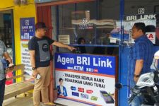 Detik-detik Pria Berpistol Rampok Uang Belasan Juta di BRI Link, Siap-siap Saja, Polisi Sudah Bergerak - JPNN.com Lampung