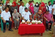 Tri Rismaharini Menyambangi Korban Banjir di Lampung Selatan - JPNN.com Lampung