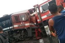 2 Kereta Api Babaranjang Mengalami Kecelakaan, Para Masinis di Bawa ke Tempat Ini - JPNN.com Lampung