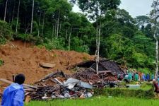 Satu Keluarga di Pesisir Barat Tewas Tertimbun Tanah Longsor - JPNN.com Lampung