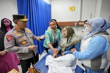 Jenderal Sigit Jenguk Korban Bom Bunuh Diri Polsek Astana Anyar, Sampaikan Ucapan Belasungkawa  - JPNN.com Lampung