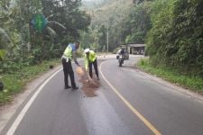 Masyarakat Tanggamus Hati-hati Melintas di Jalan Batu Kramat, Ada Tumpahan Solar - JPNN.com Lampung