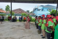 Ratusan Petugas Kebersihan Kota Bandar Lampung Dapat Bantuan Beras dari Pemkot  - JPNN.com Lampung