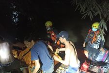 Tim SAR Evakuasi Korban Terseret Sungai, Saat Ditemukan Begini Kondisinya - JPNN.com Lampung