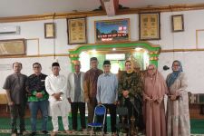 Ketua Ikatan Istri Partai Golkar Lampung Keliling ke Sejumlah Masjid, Berikan Sesuatu yang Bermanfaat - JPNN.com Lampung