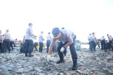 Pantai di Bandar Lampung Jadi Lautan Sampah, Sampai Polisi Lakukan Hal Ini - JPNN.com Lampung