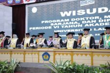 Ribuan Mahasiswa Unila Diwisuda, Catat Pesan Penting Rektor Prof Lusmeilia - JPNN.com Lampung