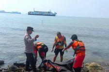 Mayat Laki-laki Mengapung di Pantai Lampung Selatan  - JPNN.com Lampung