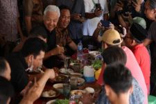 Ratusan Sopir Angkot Temui Ganjar Pranowo saat Makan Siang di Bandar Lampung  - JPNN.com Lampung
