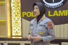 Viral Wisudawan Bawa Spanduk Minta Usut Pembunuhan Ayahnya - JPNN.com Lampung